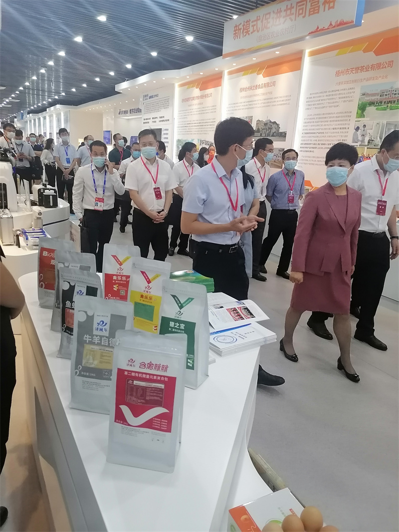 区副主席蔡丽新参观饲料微量元素添加剂厂家zoty中欧体育全站(中国)APP下载展台